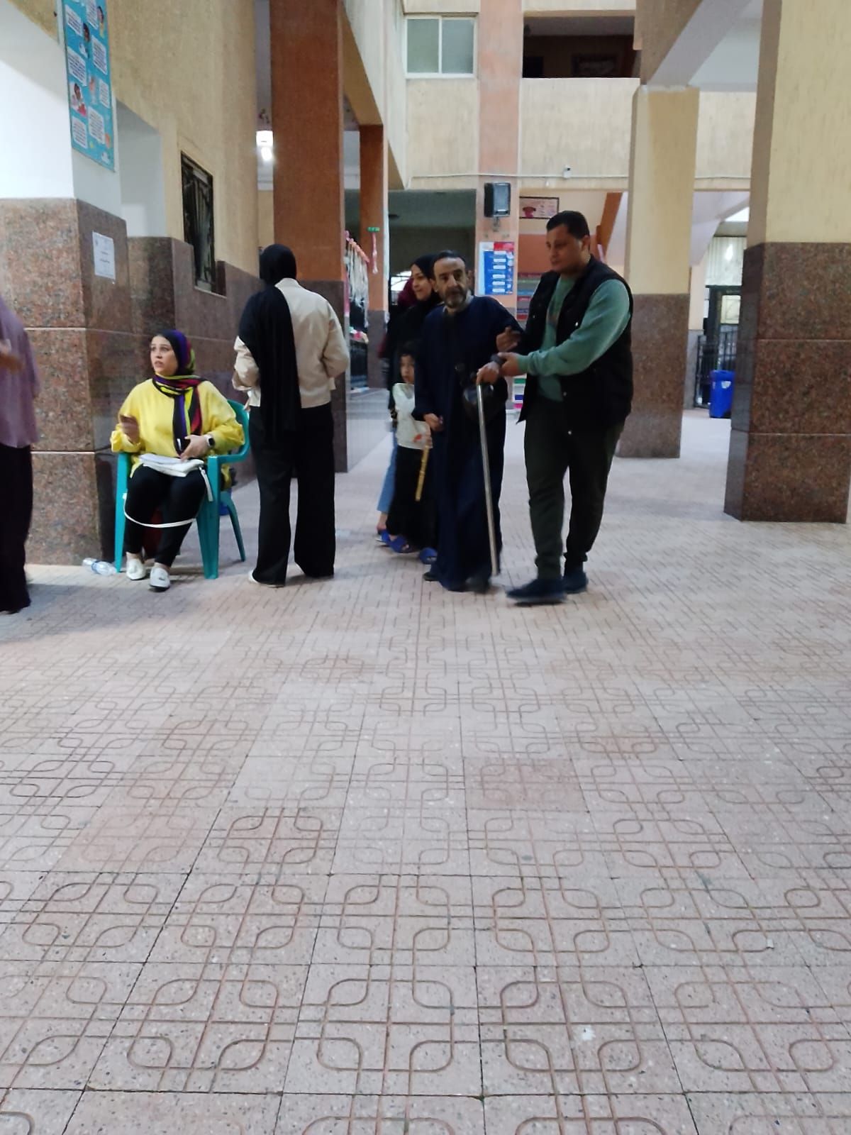 أثناء توافد الناخبين كبار السن أثناء توافد الناخبين كبار السن