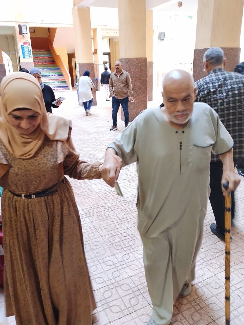 مساعدة كبار السن في اللجان الفرعية للإدلاء بأصواتهم في انتخابات النواب مساعدة كبار السن في اللجان الفرعية للإدلاء بأصواتهم في انتخابات النواب