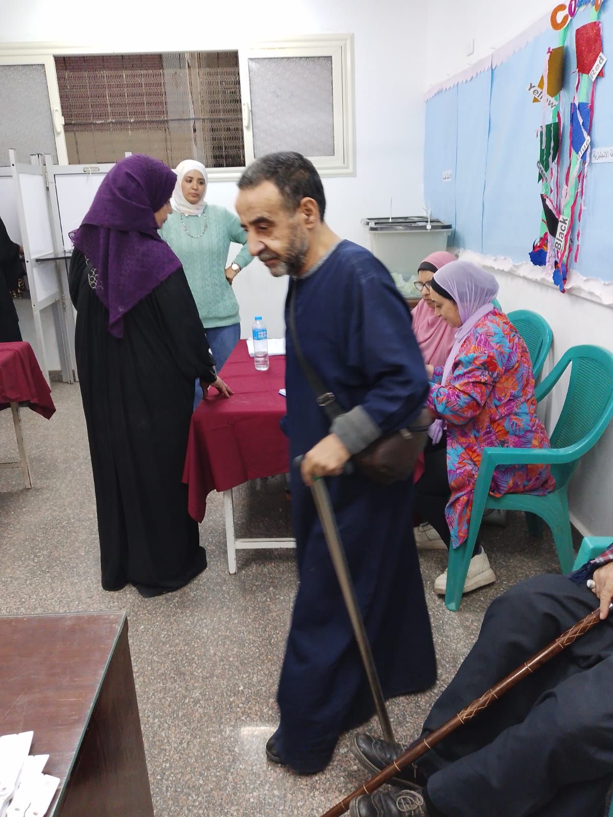 أحد كبار السن بالعكاز حرص على المشاركة أحد كبار السن بالعكاز حرص على المشاركة