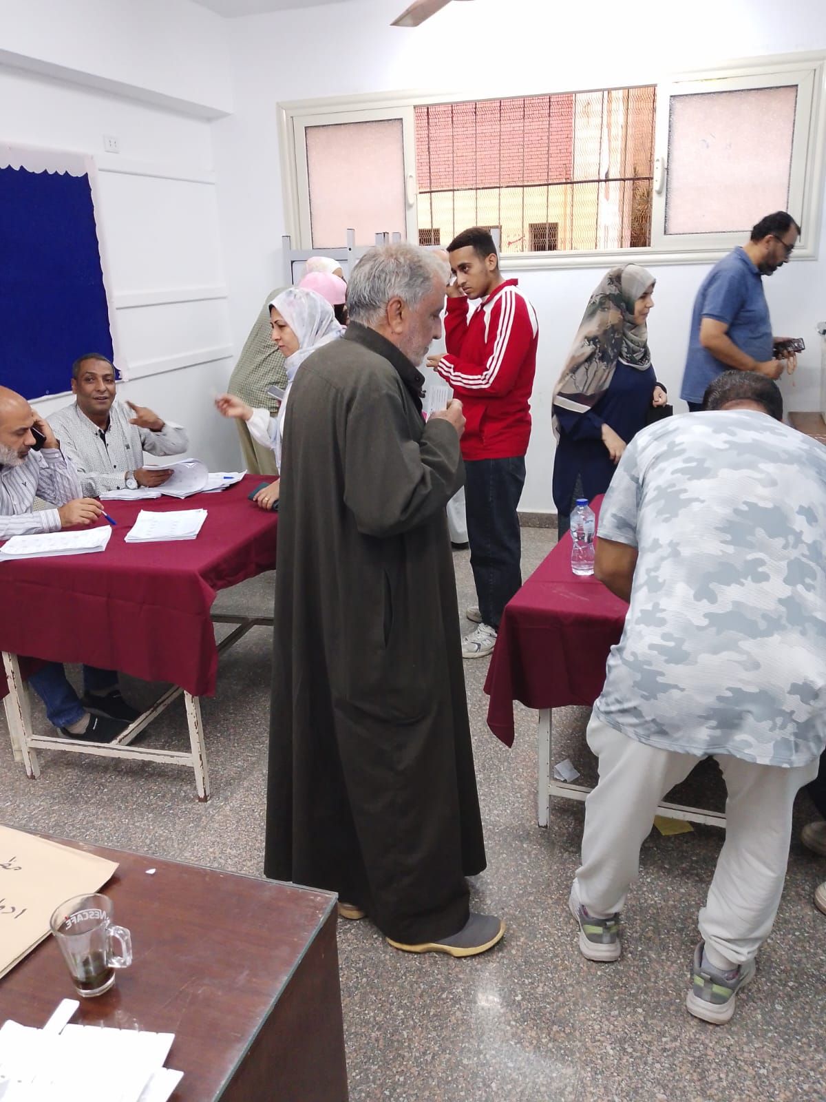 كبار السن في لجان المطرية وعين شمس وتزايد إقبال الناخبين نهاية اليوم الثاني (8)