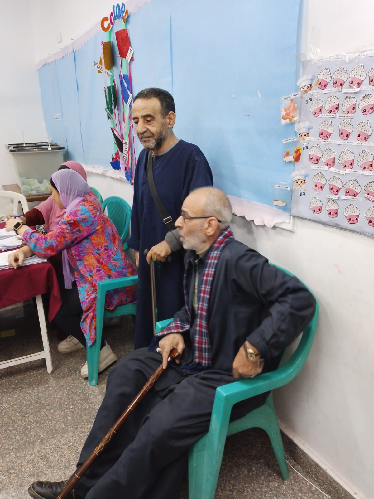 أحد كبار السن ينتظر دوره للادلاء بصوته فى الانتاخبات أحد كبار السن ينتظر دوره للادلاء بصوته فى الانتاخبات