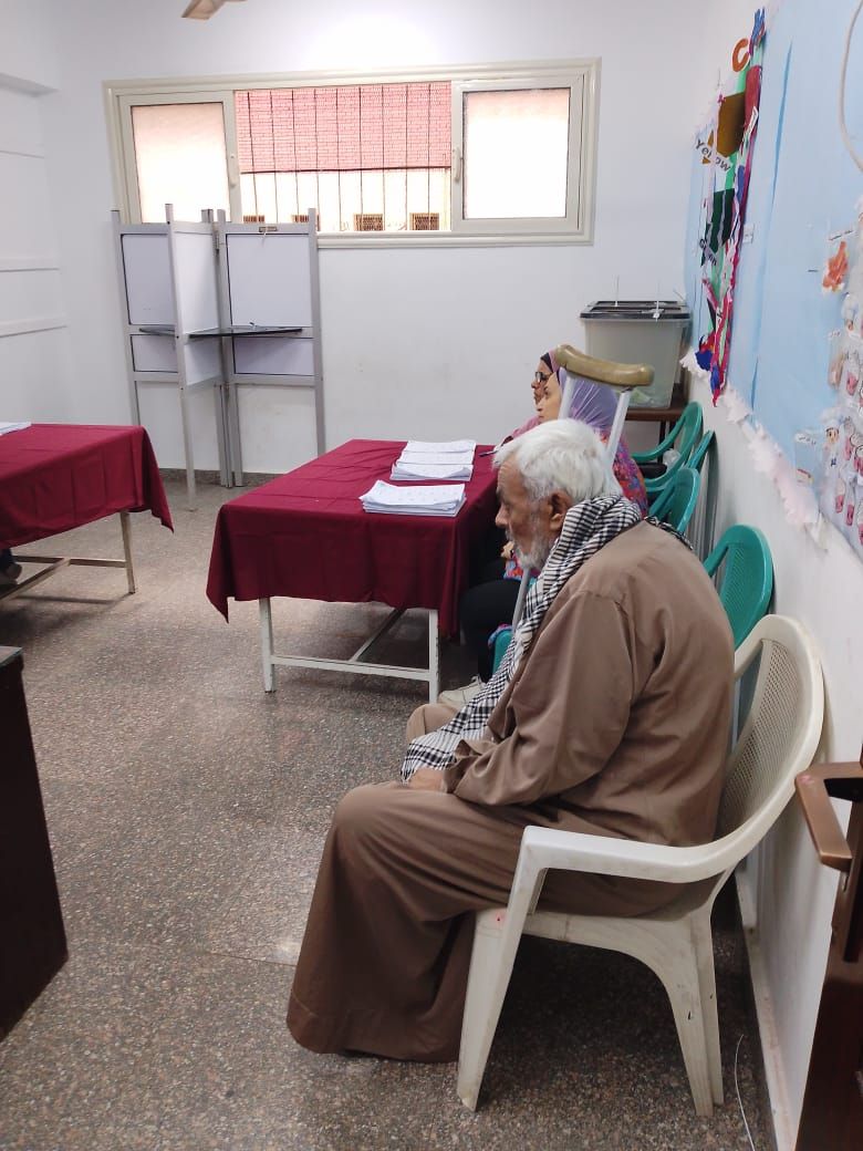 مسن في المطرية يدلي بصوته بانتخابات مجلس النواب
