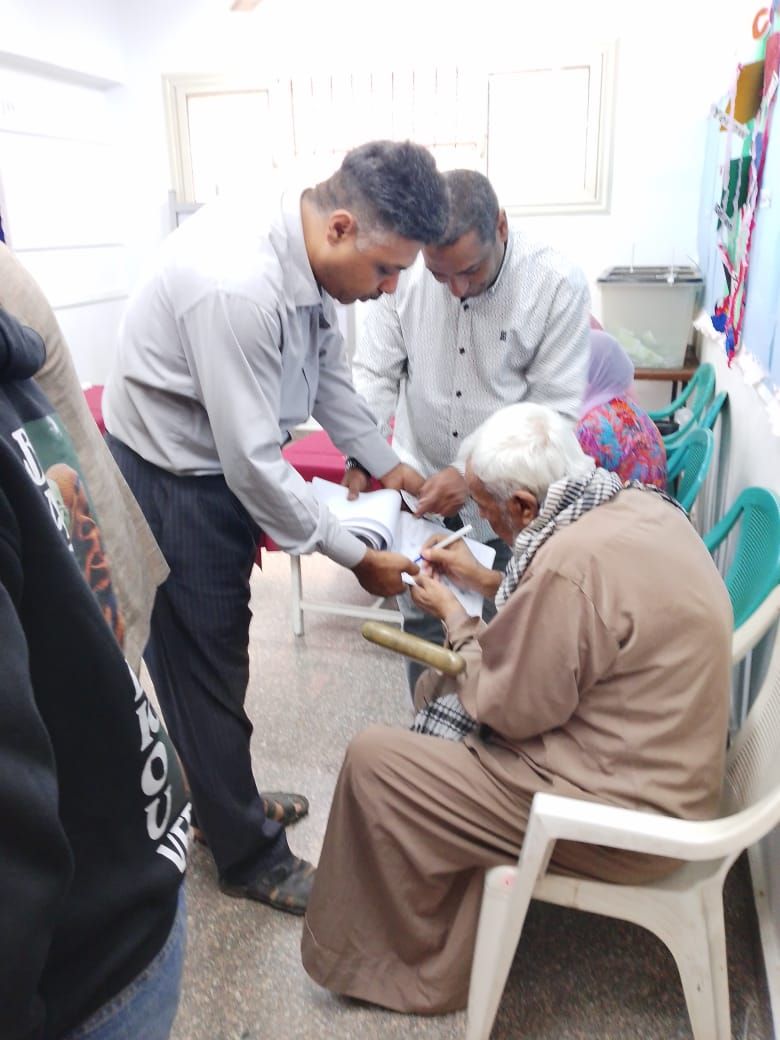 مراقبو لجنة بالمطرية يوفرون كل سبل الراحة لمسن