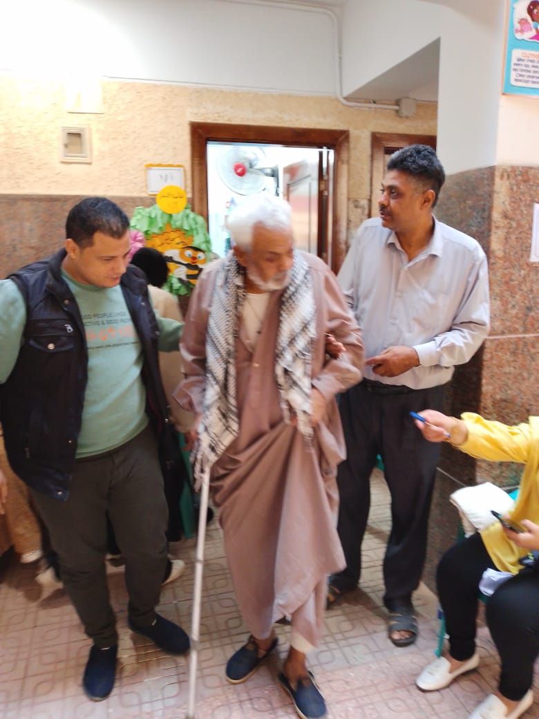 موظفو لجنة فرعية بالمطرية يساعدون مسن