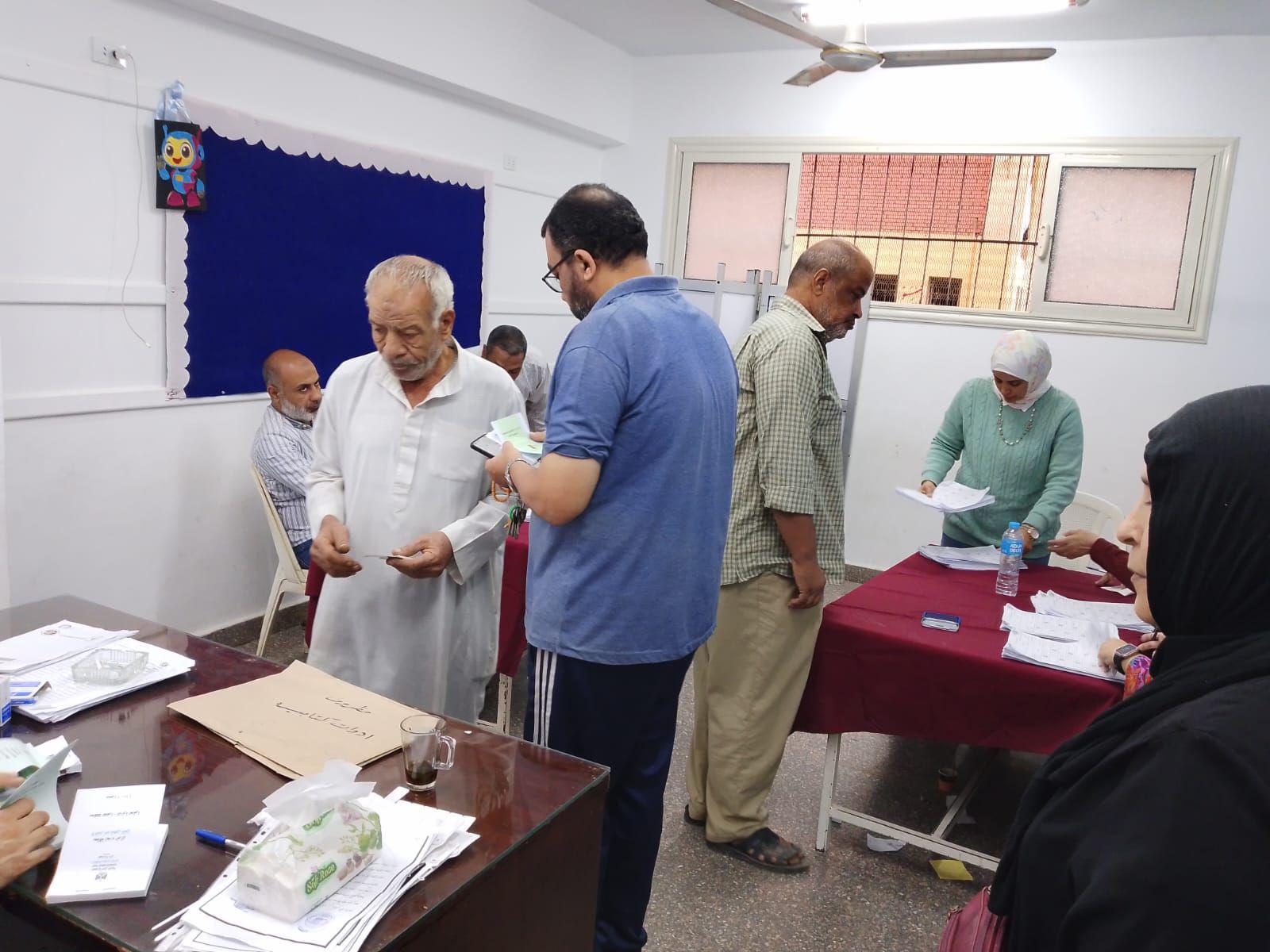 كبار السن في لجان المطرية وعين شمس وتزايد إقبال الناخبين نهاية اليوم الثاني (1)