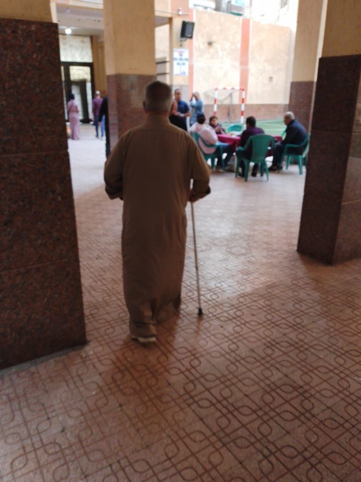 كبار السن في لجان المطرية وعين شمس وتزايد إقبال الناخبين نهاية اليوم الثاني (2)