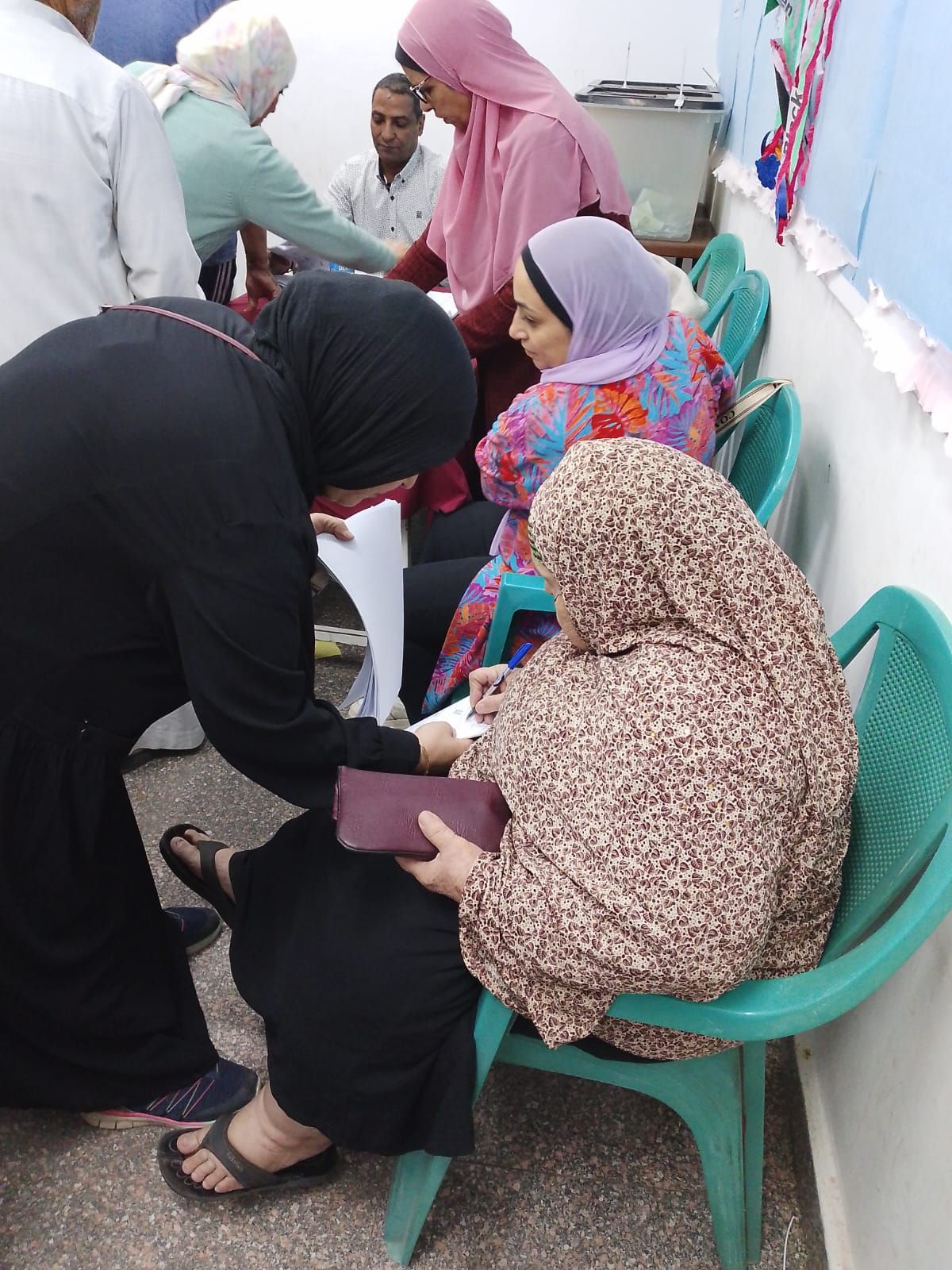 كبار السن في لجان المطرية وعين شمس وتزايد إقبال الناخبين نهاية اليوم الثاني (3)