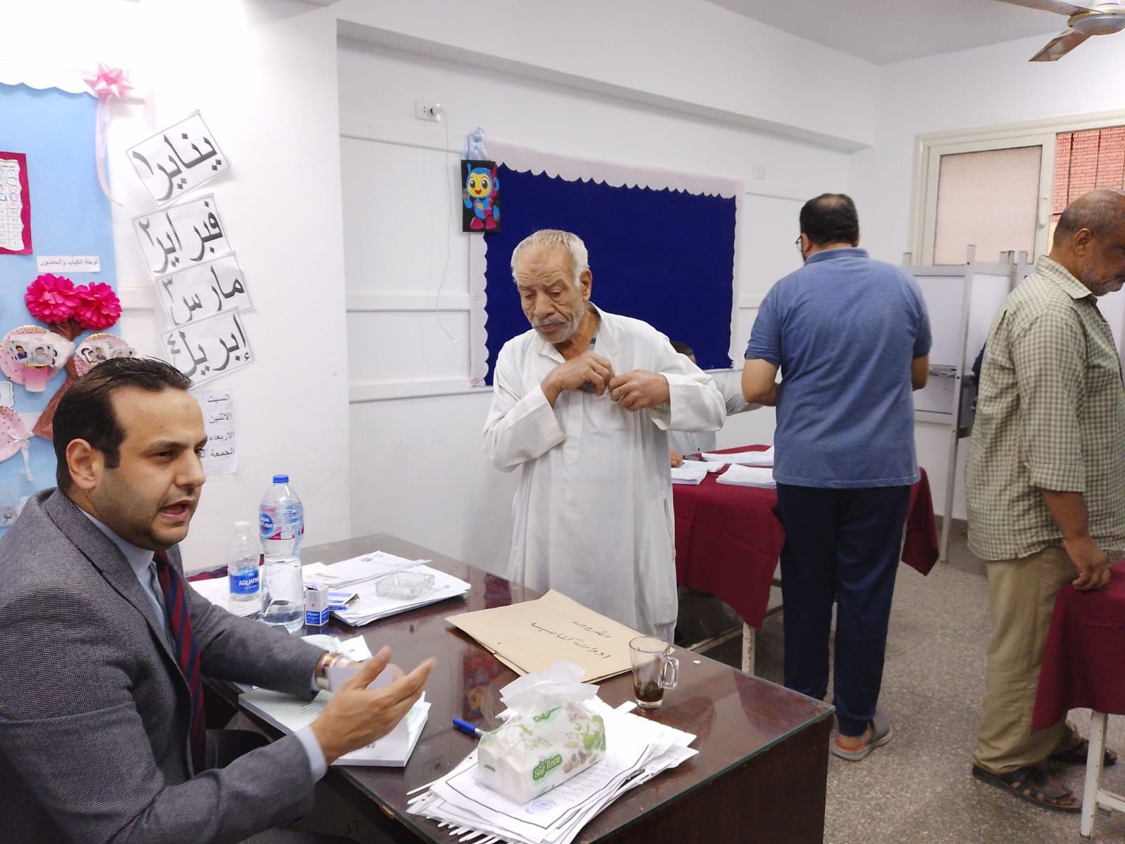 كبار السن في لجان المطرية وعين شمس وتزايد إقبال الناخبين نهاية اليوم الثاني (11)