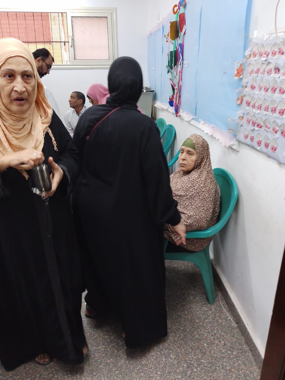 كبار السن في لجان المطرية وعين شمس وتزايد إقبال الناخبين نهاية اليوم الثاني (6)