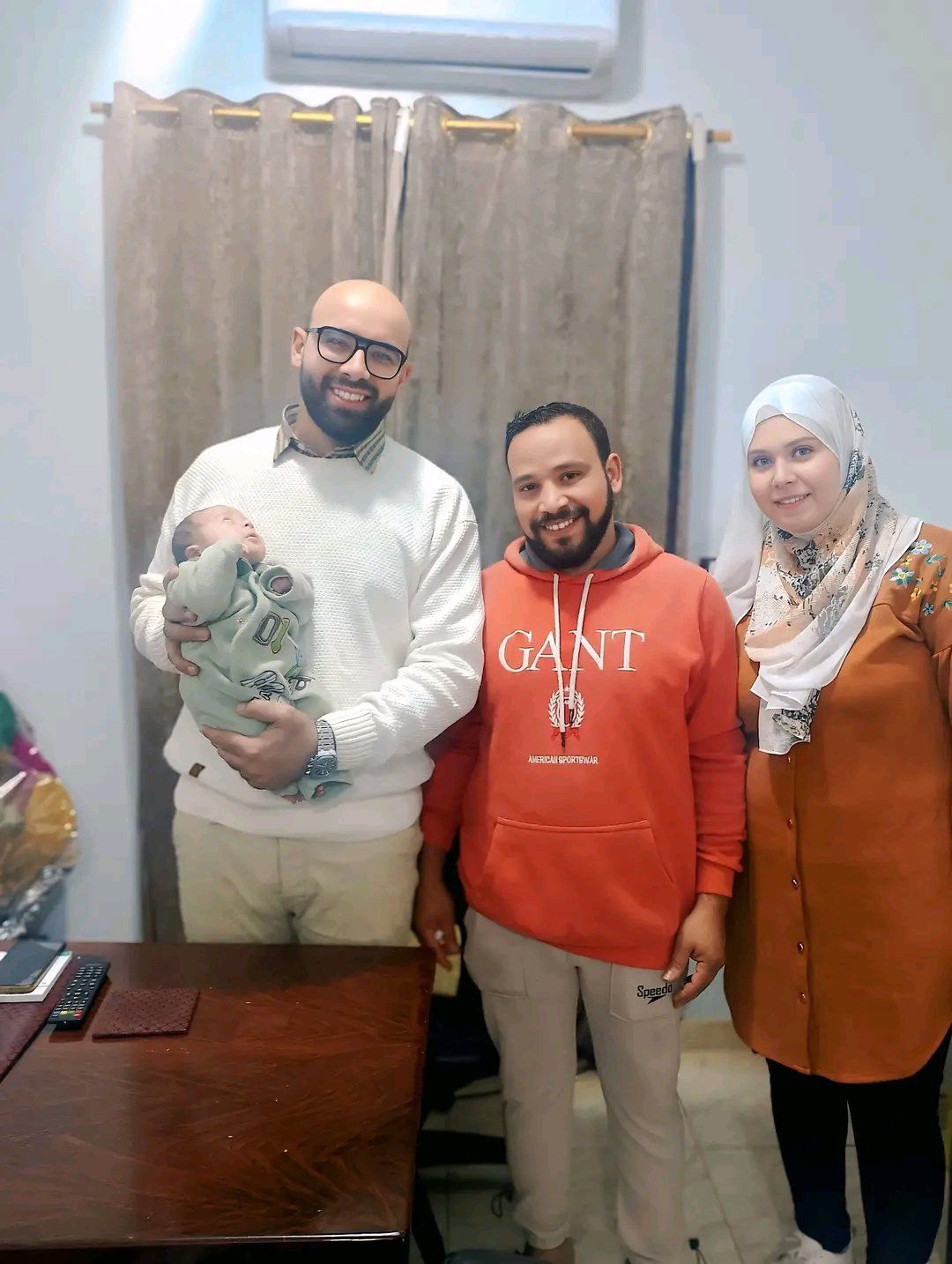 الرضيع مع فرحة اسرته