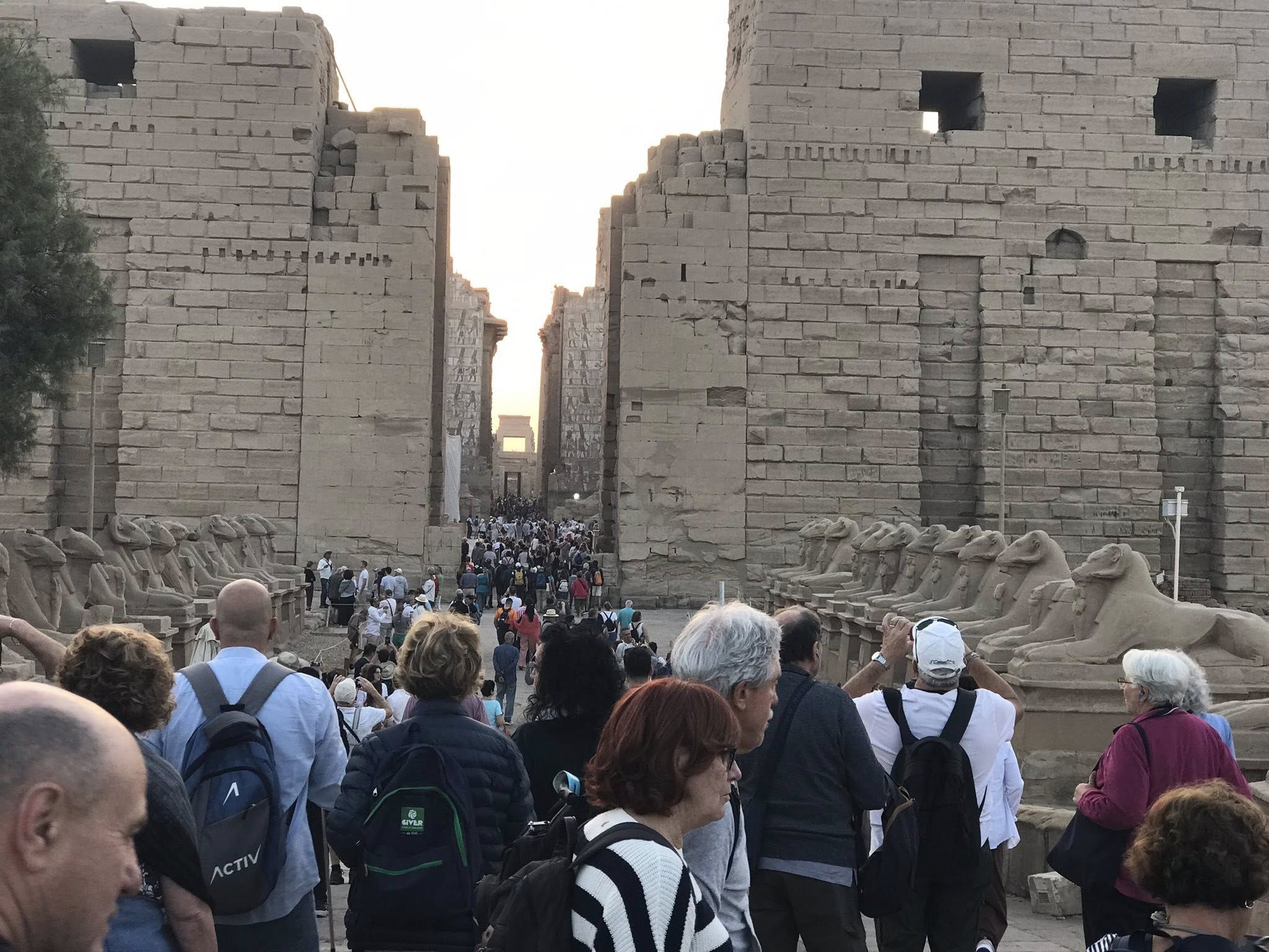 ارتفاع في زيارات سياح العالم مع نسمات الشتاء الصباحية بالأقصر