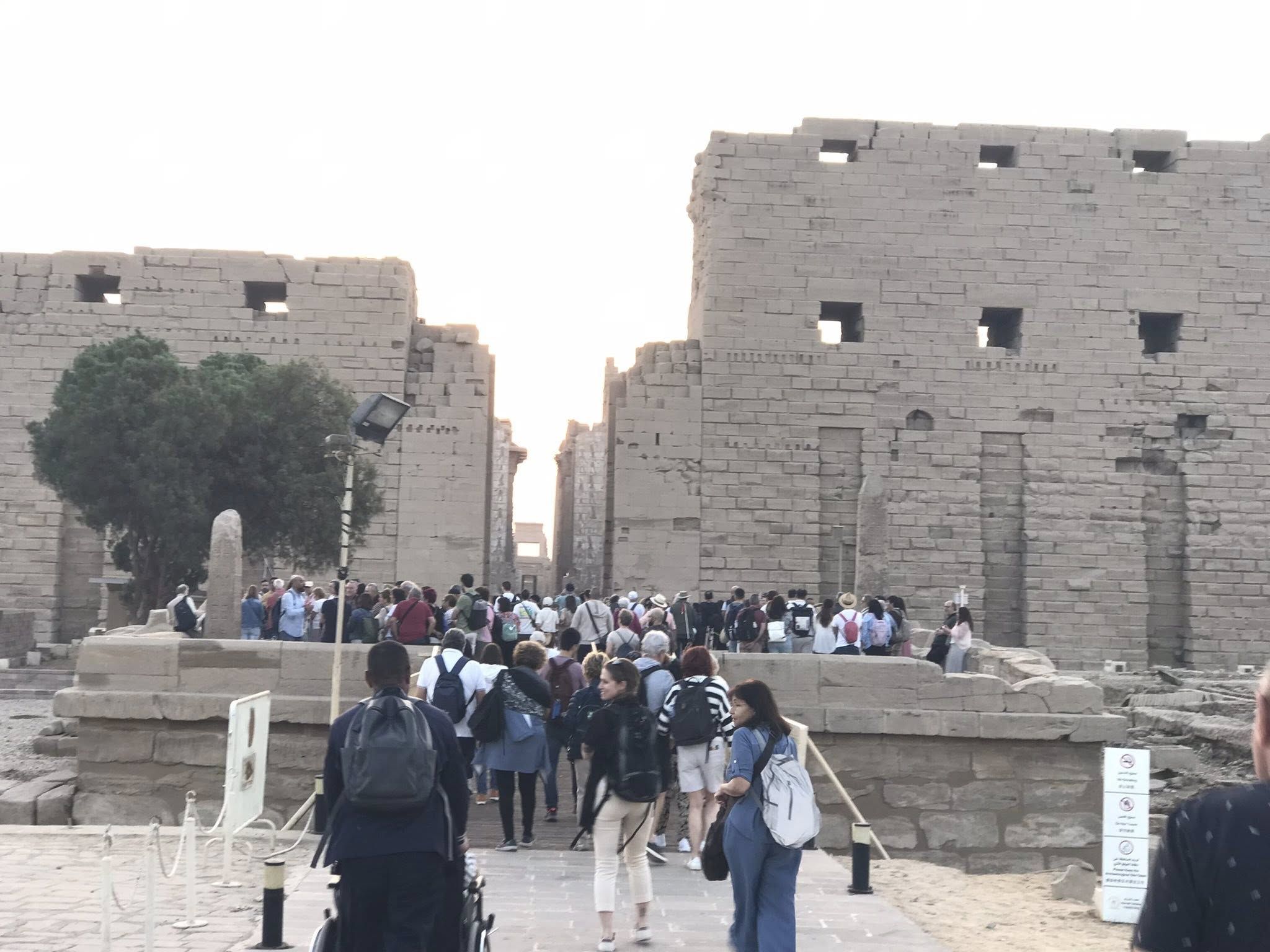 معابد الأقصر تسجل ارتفاع في زيارات سياح العالم مع نسمات الشتاء الصباحية