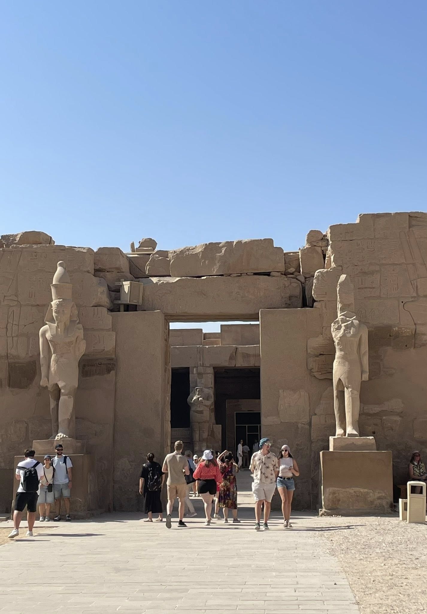 أفواج من حول العالم خلال زيارة الكرنك