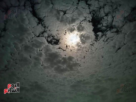 القمر-العملاق-وسط-السحاب القمر-العملاق-وسط-السحاب