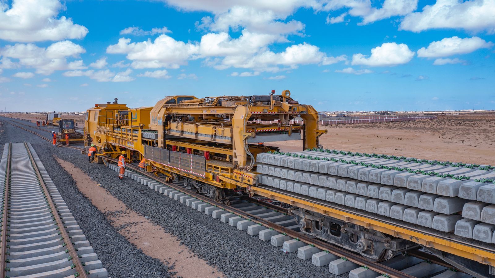 قطار التركيبات المستخدم فى تركيب شبكة القطار السريع