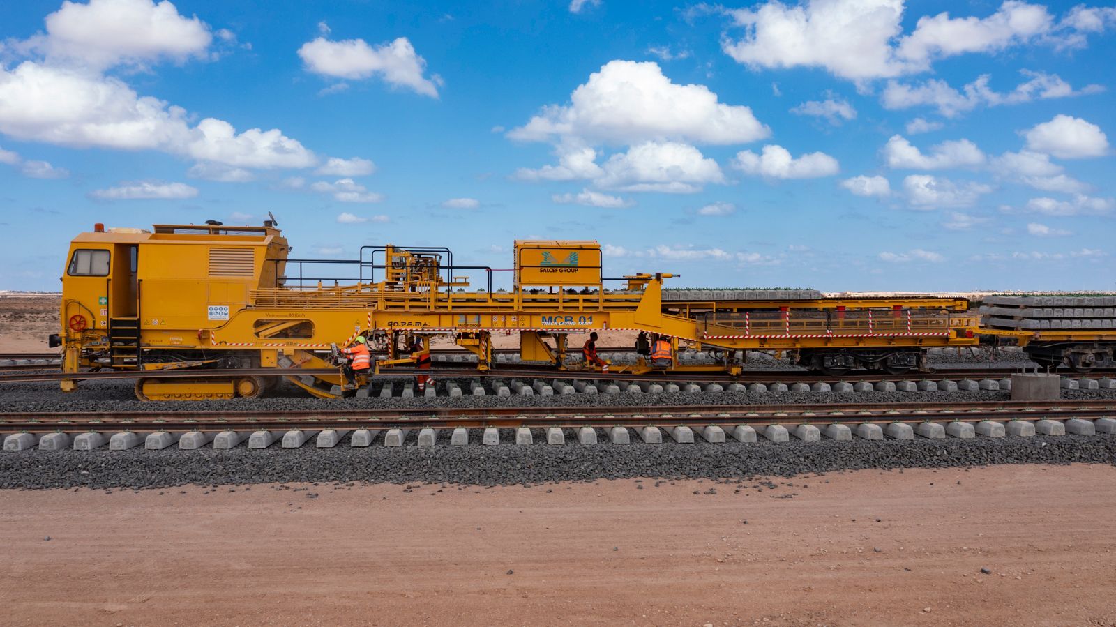 تركب القضبان الحديدية وتوصلها ببعضها البعض