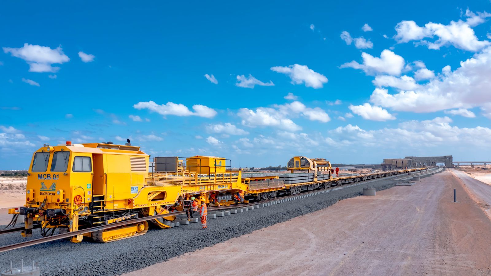 تنقل الفلنكات وتوزعها على المسار بمسافات مضبوطة