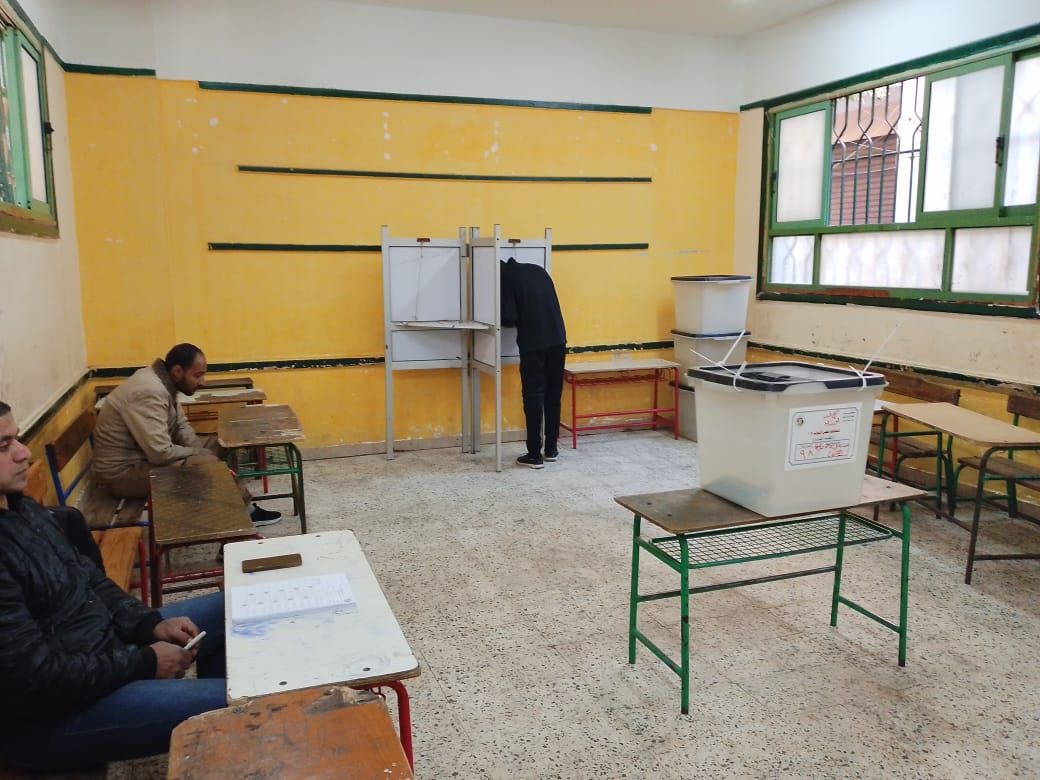 أحد الناخبين يدلي بصوته أحد الناخبين يدلي بصوته