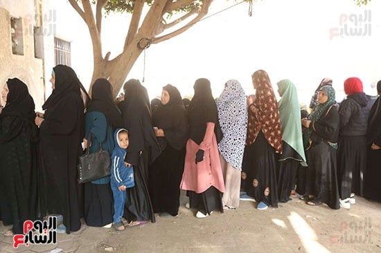 تزايد أعداد الناخبين علي لجان العياط للإدلاء بأصواتهم في الانتخابات البرلمانية 2025 (8) تزايد أعداد الناخبين علي لجان العياط للإدلاء بأصواتهم في الانتخابات البرلمانية 2025 (8)