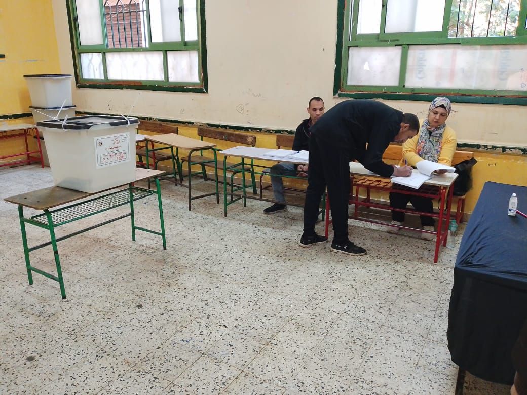 أحد الناخبين يقوم باجراءات الاقتراع أحد الناخبين يقوم باجراءات الاقتراع