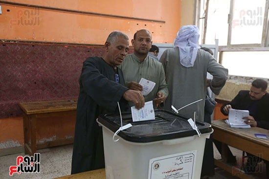 تزايد أعداد الناخبين علي لجان العياط للإدلاء بأصواتهم في الانتخابات البرلمانية 2025 (7) تزايد أعداد الناخبين علي لجان العياط للإدلاء بأصواتهم في الانتخابات البرلمانية 2025 (7)