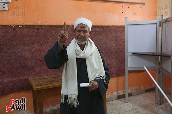 تزايد أعداد الناخبين علي لجان العياط للإدلاء بأصواتهم في الانتخابات البرلمانية 2025 (9) تزايد أعداد الناخبين علي لجان العياط للإدلاء بأصواتهم في الانتخابات البرلمانية 2025 (9)