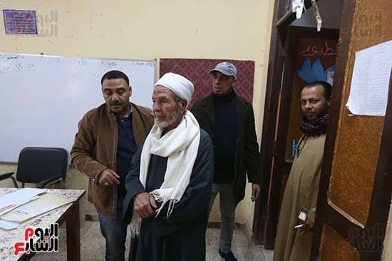 تزايد أعداد الناخبين علي لجان العياط للإدلاء بأصواتهم في الانتخابات البرلمانية 2025 (1) تزايد أعداد الناخبين علي لجان العياط للإدلاء بأصواتهم في الانتخابات البرلمانية 2025 (1)