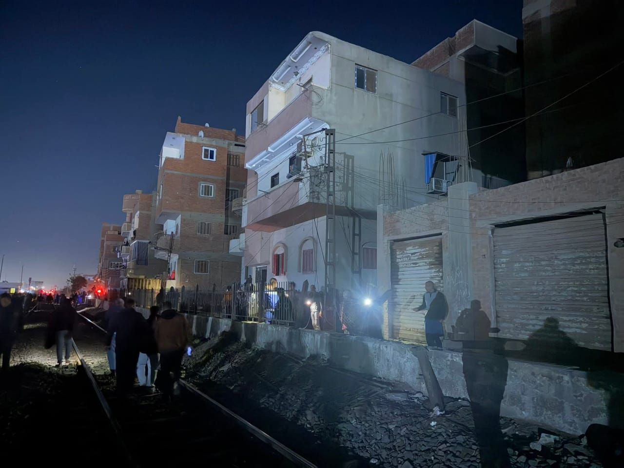 سقوط حاويات فارغة من على قطار بجوار طريق القاهرة الإسكندرية الزراعي بطوخ (8) سقوط حاويات فارغة من على قطار بجوار طريق القاهرة الإسكندرية الزراعي بطوخ (8)