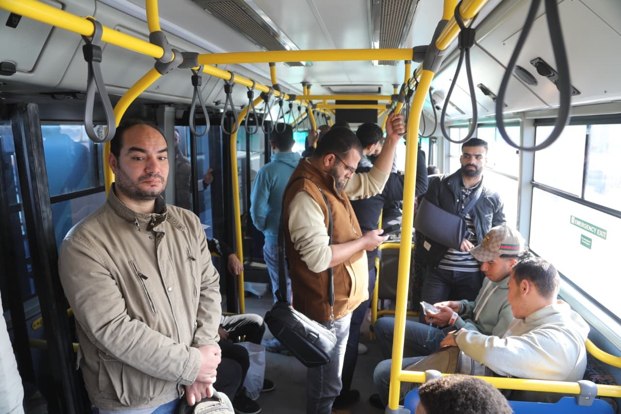 المواطنون يستقلون الأتوبيس الترددى المواطنون يستقلون الأتوبيس الترددى