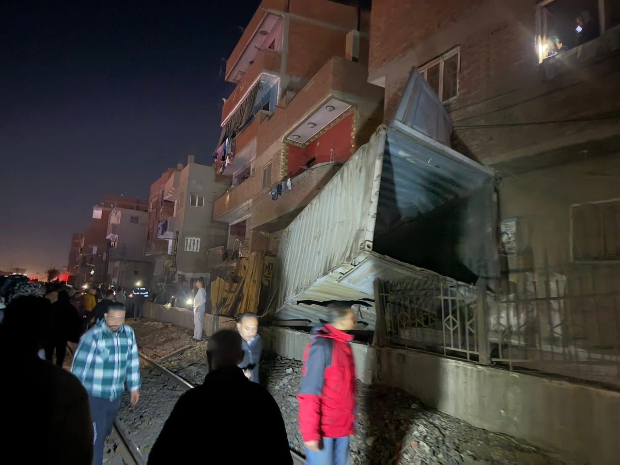 سقوط حاويات فارغة من على قطار بجوار طريق القاهرة الإسكندرية الزراعي بطوخ (2) سقوط حاويات فارغة من على قطار بجوار طريق القاهرة الإسكندرية الزراعي بطوخ (2)