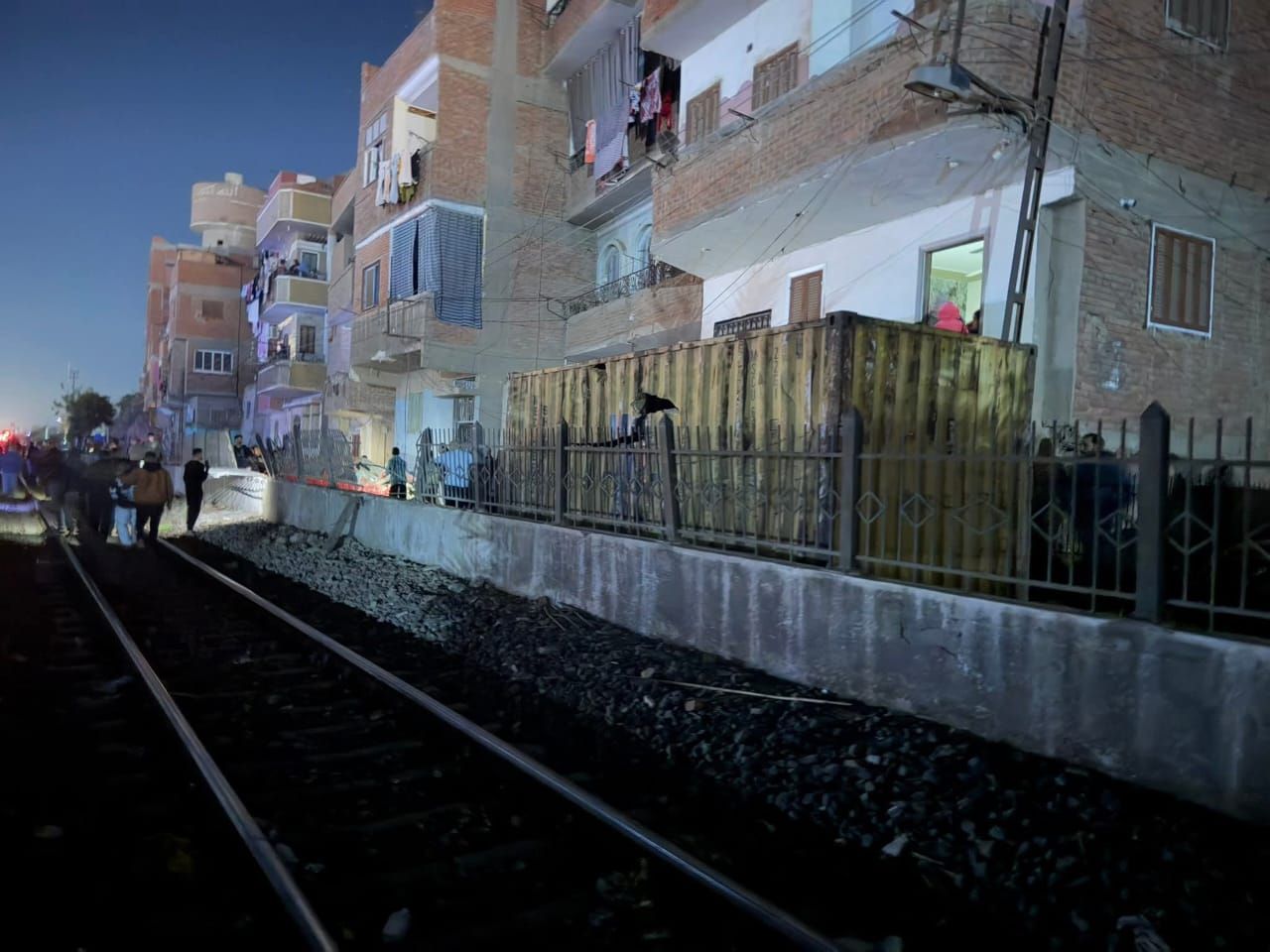 سقوط حاويات فارغة من على قطار بجوار طريق القاهرة الإسكندرية الزراعي بطوخ (7) سقوط حاويات فارغة من على قطار بجوار طريق القاهرة الإسكندرية الزراعي بطوخ (7)