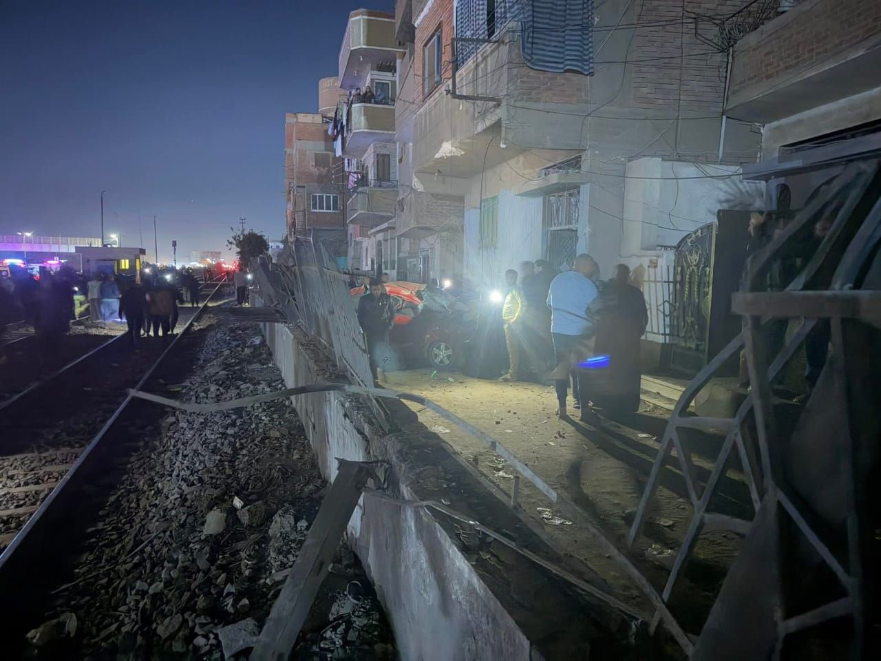 سقوط حاويات فارغة من على قطار بجوار طريق القاهرة الإسكندرية الزراعي بطوخ (6) سقوط حاويات فارغة من على قطار بجوار طريق القاهرة الإسكندرية الزراعي بطوخ (6)