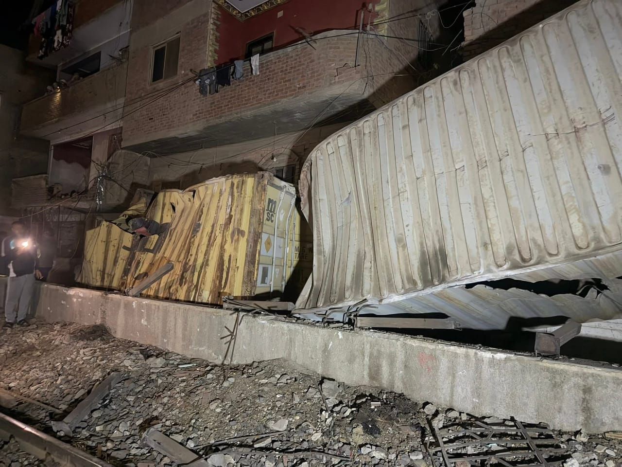 سقوط حاويات فارغة من على قطار بجوار طريق القاهرة الإسكندرية الزراعي بطوخ (3) سقوط حاويات فارغة من على قطار بجوار طريق القاهرة الإسكندرية الزراعي بطوخ (3)