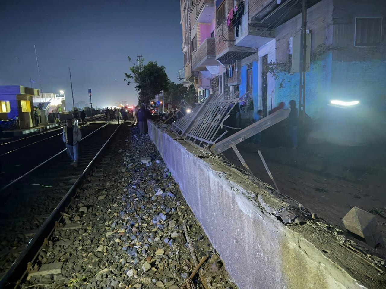 سقوط حاويات فارغة من على قطار بجوار طريق القاهرة الإسكندرية الزراعي بطوخ (4) سقوط حاويات فارغة من على قطار بجوار طريق القاهرة الإسكندرية الزراعي بطوخ (4)