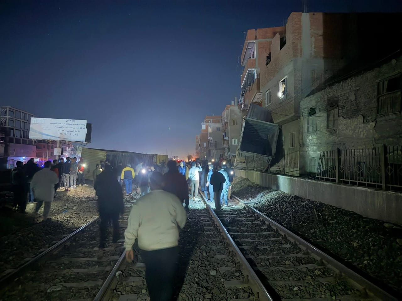 سقوط حاويات فارغة من على قطار بجوار طريق القاهرة الإسكندرية الزراعي بطوخ (1) سقوط حاويات فارغة من على قطار بجوار طريق القاهرة الإسكندرية الزراعي بطوخ (1)