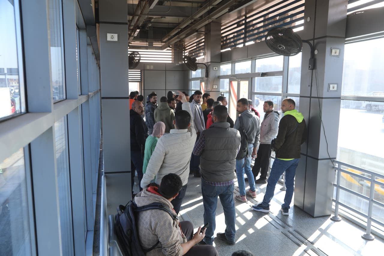 جانب من استقلال المواطنين الأتوبيس الترددى جانب من استقلال المواطنين الأتوبيس الترددى