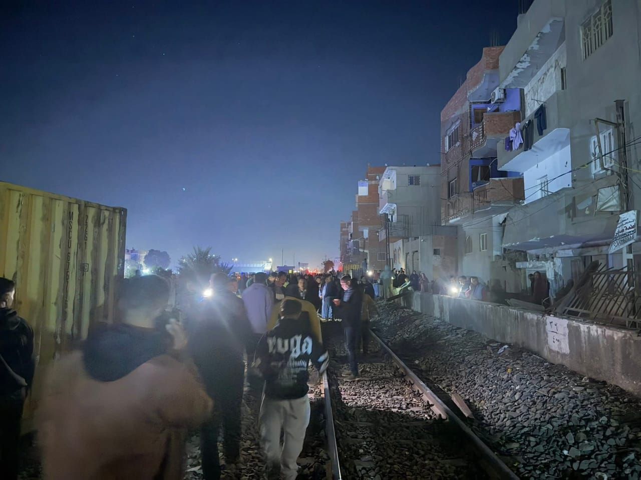 سقوط حاويات فارغة من على قطار بجوار طريق القاهرة الإسكندرية الزراعي بطوخ (5) سقوط حاويات فارغة من على قطار بجوار طريق القاهرة الإسكندرية الزراعي بطوخ (5)