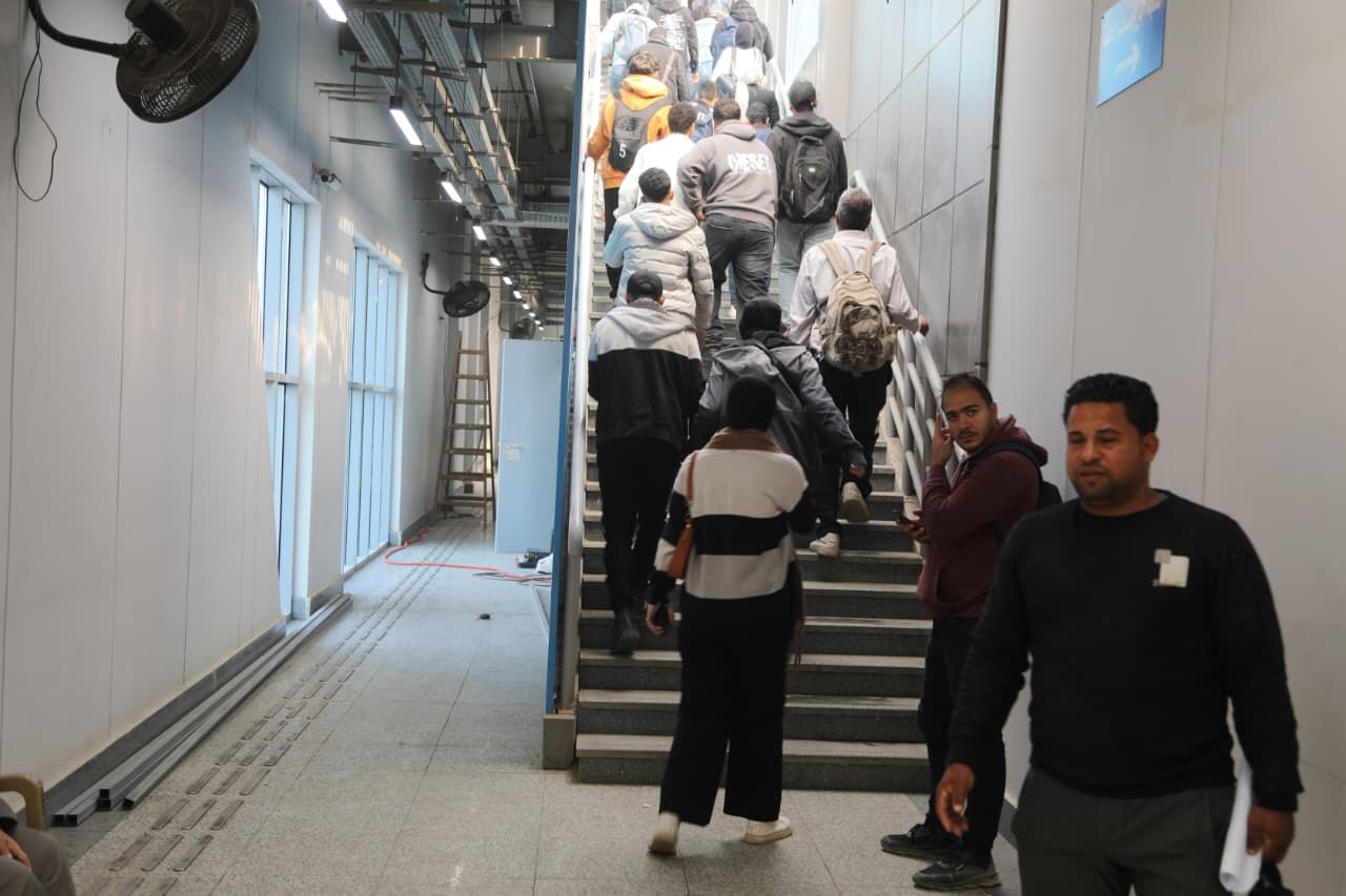 المواطنون يستقلون الأتوبيس الترددى الجديد المواطنون يستقلون الأتوبيس الترددى الجديد