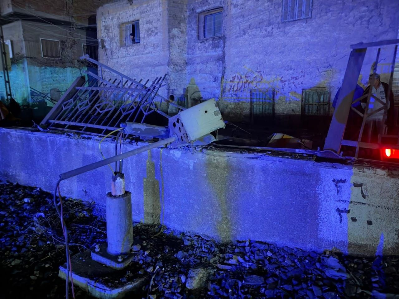 سقوط حاويات فارغة من على قطار بجوار طريق القاهرة الإسكندرية الزراعي بطوخ (10) سقوط حاويات فارغة من على قطار بجوار طريق القاهرة الإسكندرية الزراعي بطوخ (10)