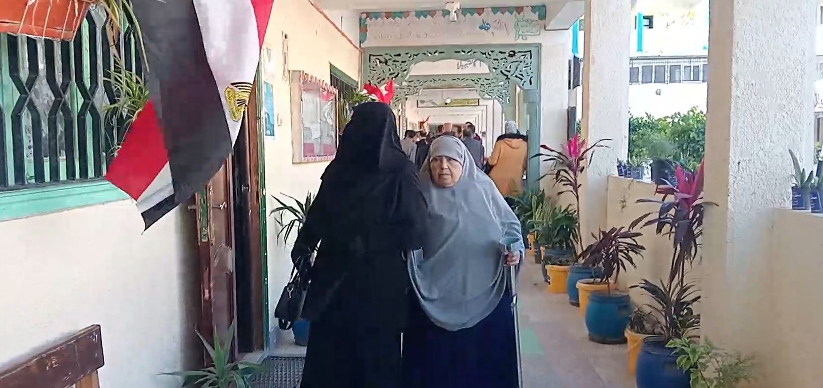 سيدة مسنة مريضة تتوجه للإدلاء بصوتها