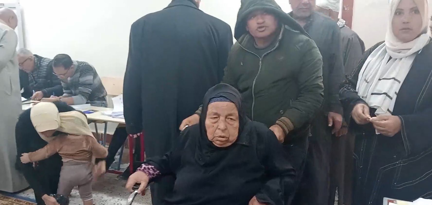 الكراسي المتحركة والمسنات يتصدرون المشهد