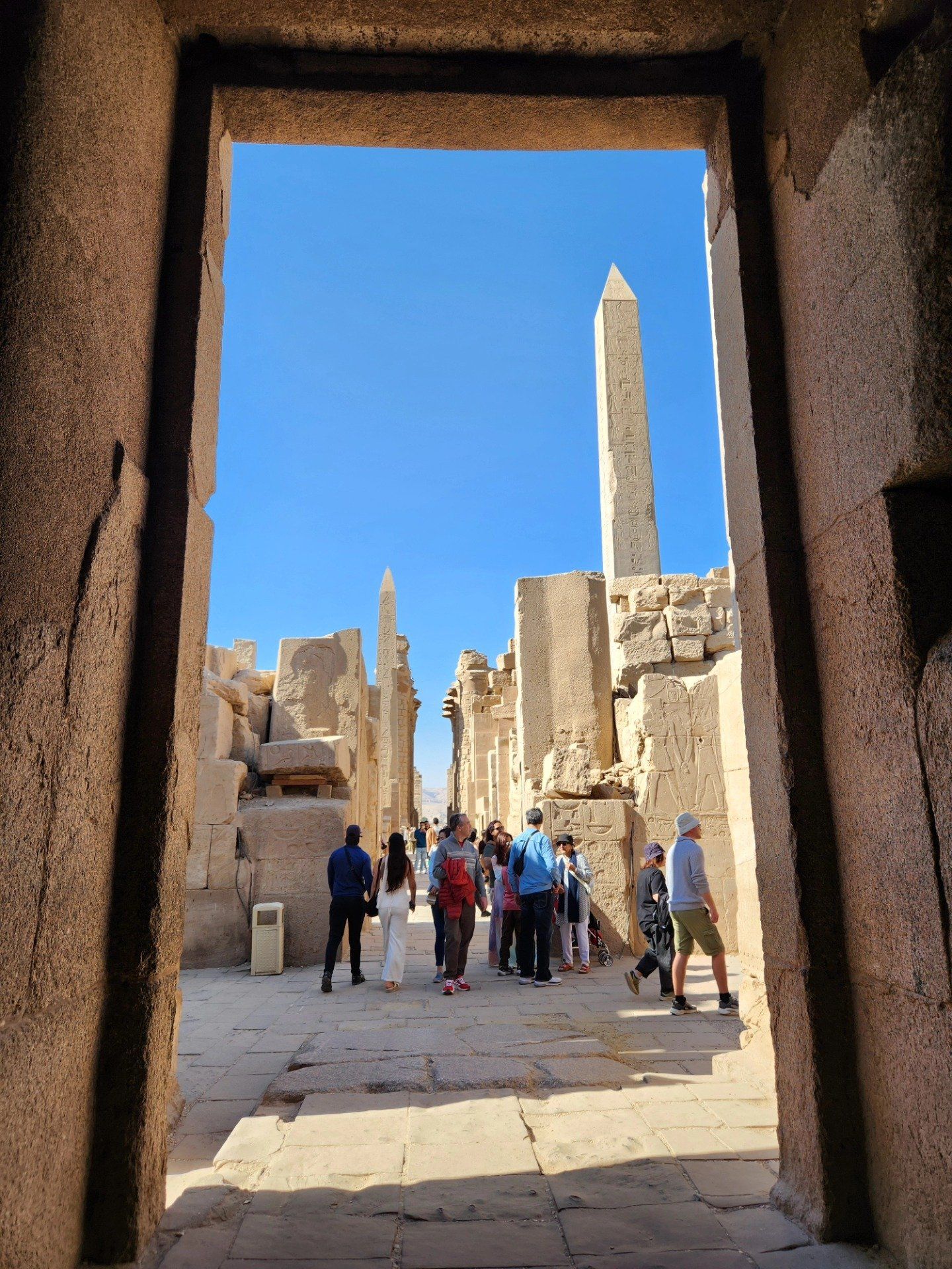 متعة السائحين خلال زيارتهم فى معابد الكرنك