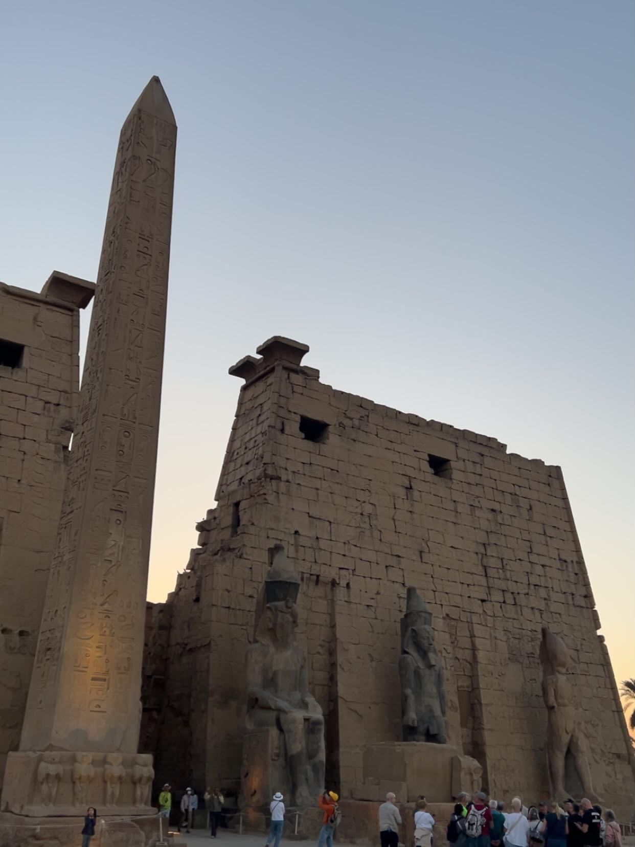 تسجيل زيارات مبهجة على مدار الساعة في معبد الأقصر