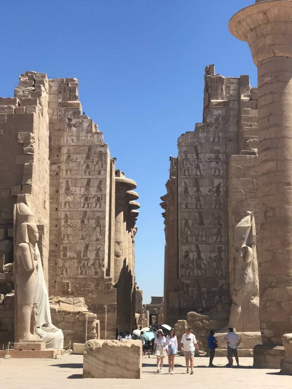 جانب من توافد السياح على معابد الكرنك