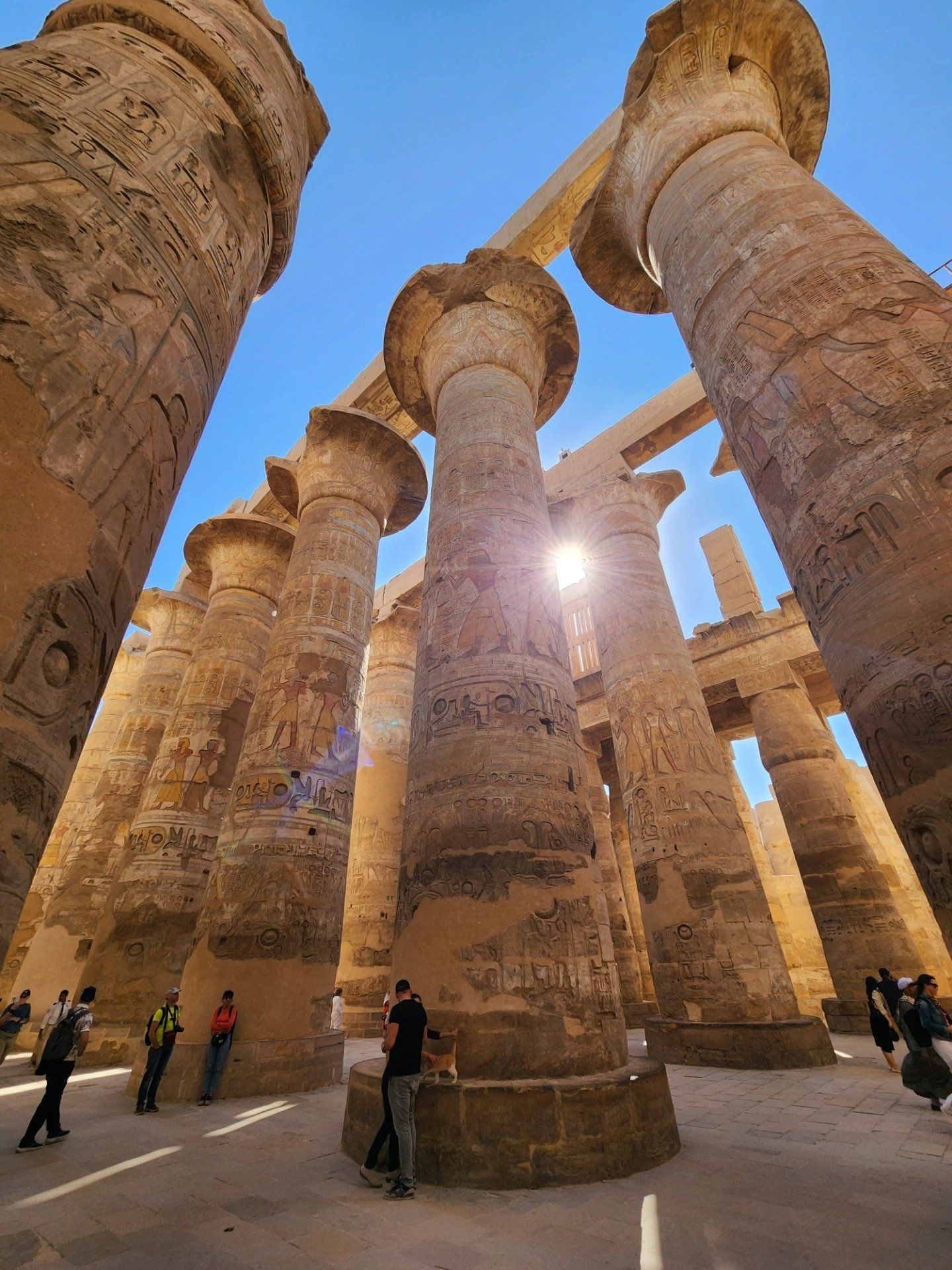 استمتاع سياح العالم فى صالة الأعمدة الكبرى بالكرنك