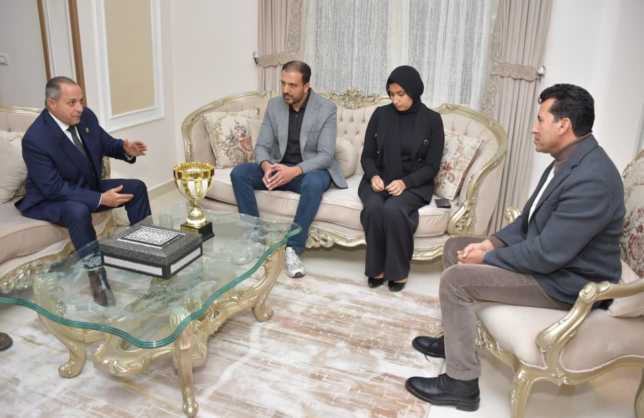 وزير الشباب والرياضة ومحافظ بورسعيد يقدمان واجب العزاء (2) وزير الشباب والرياضة ومحافظ بورسعيد يقدمان واجب العزاء (2)