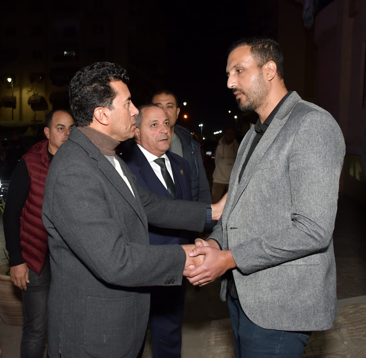 وزير الشباب والرياضة ومحافظ بورسعيد يقدمان واجب العزاء (4) وزير الشباب والرياضة ومحافظ بورسعيد يقدمان واجب العزاء (4)