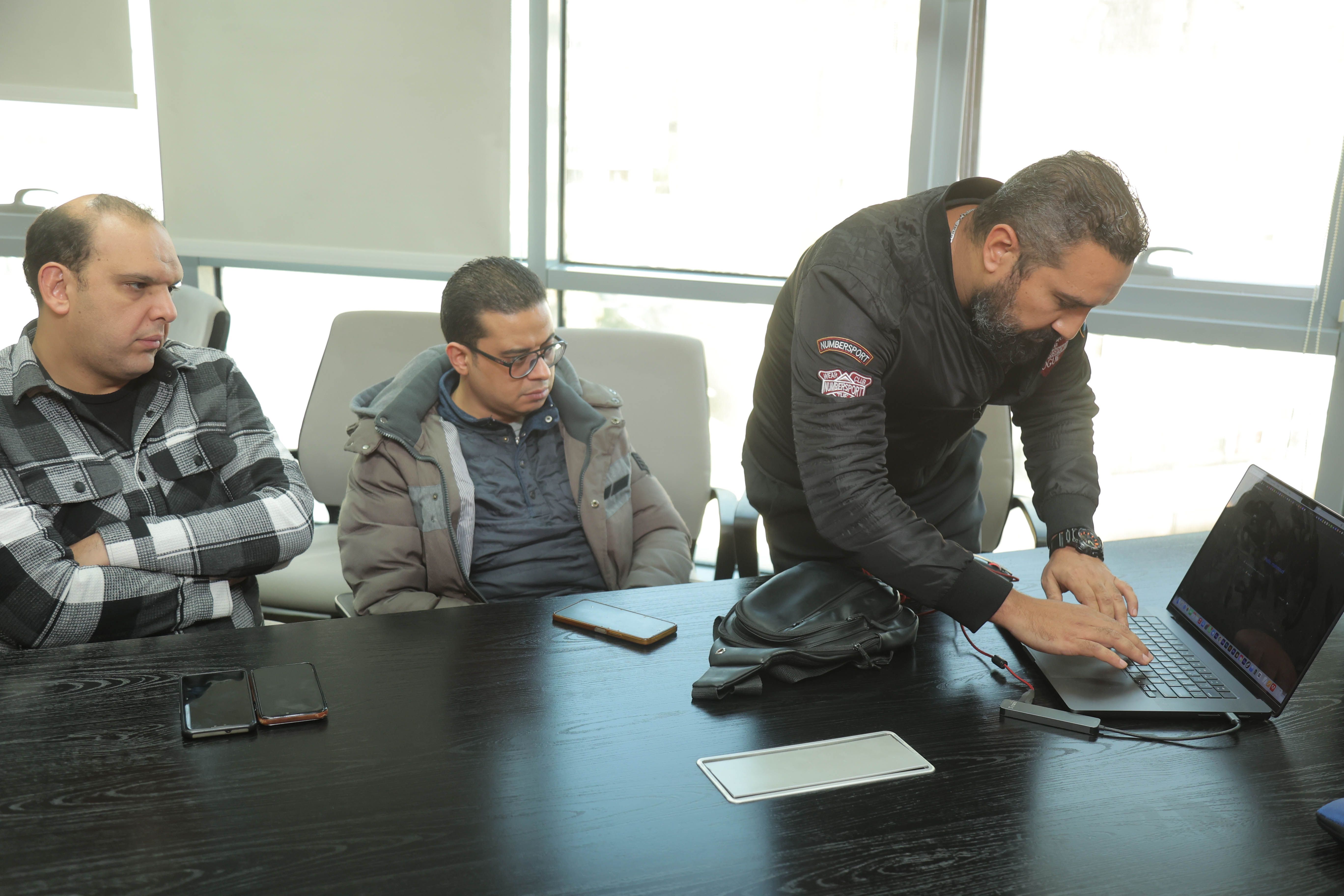 الزميل محمود بكر