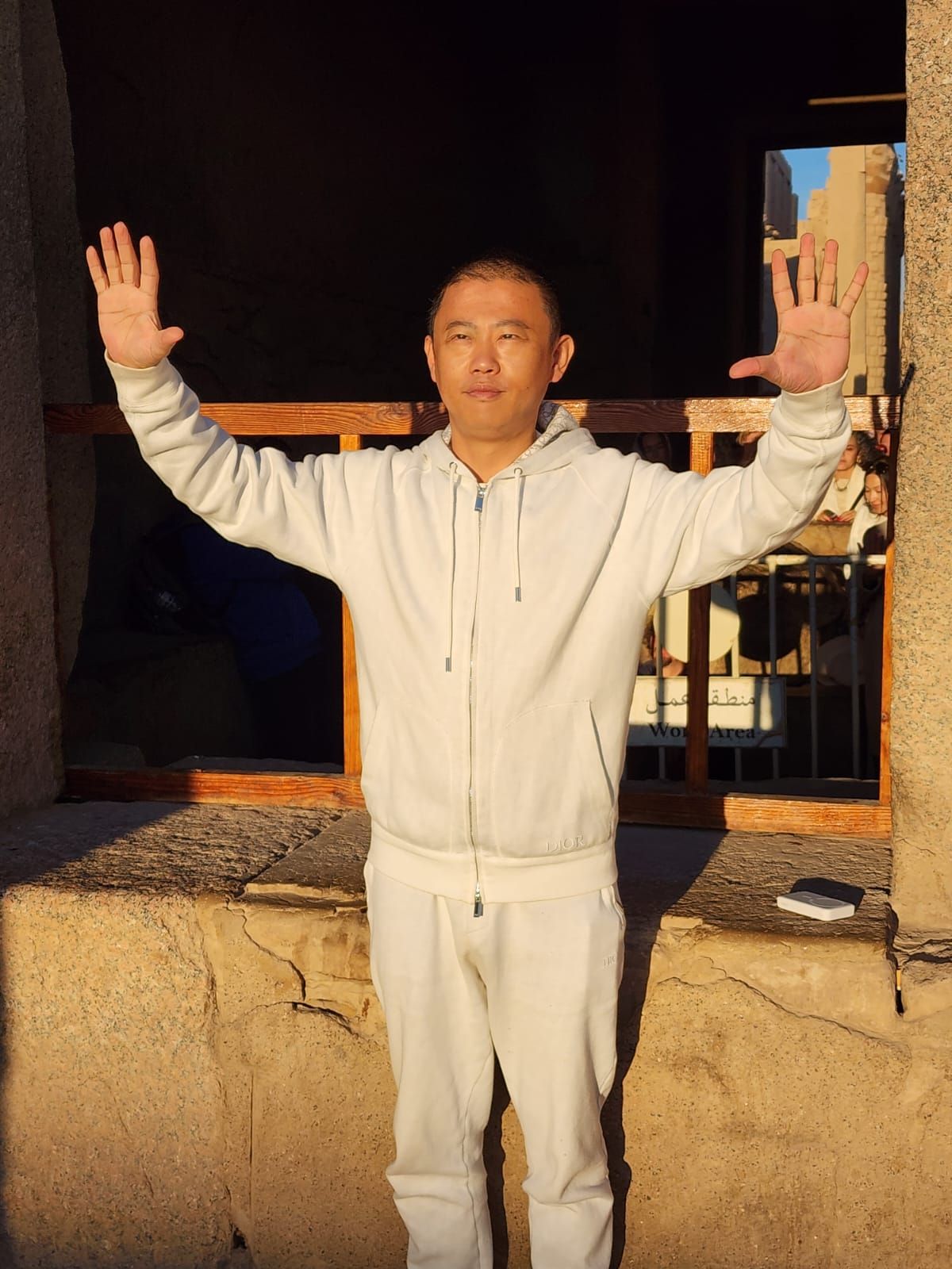 سياح العالم يستمتعون بتعامد الشمس (2)