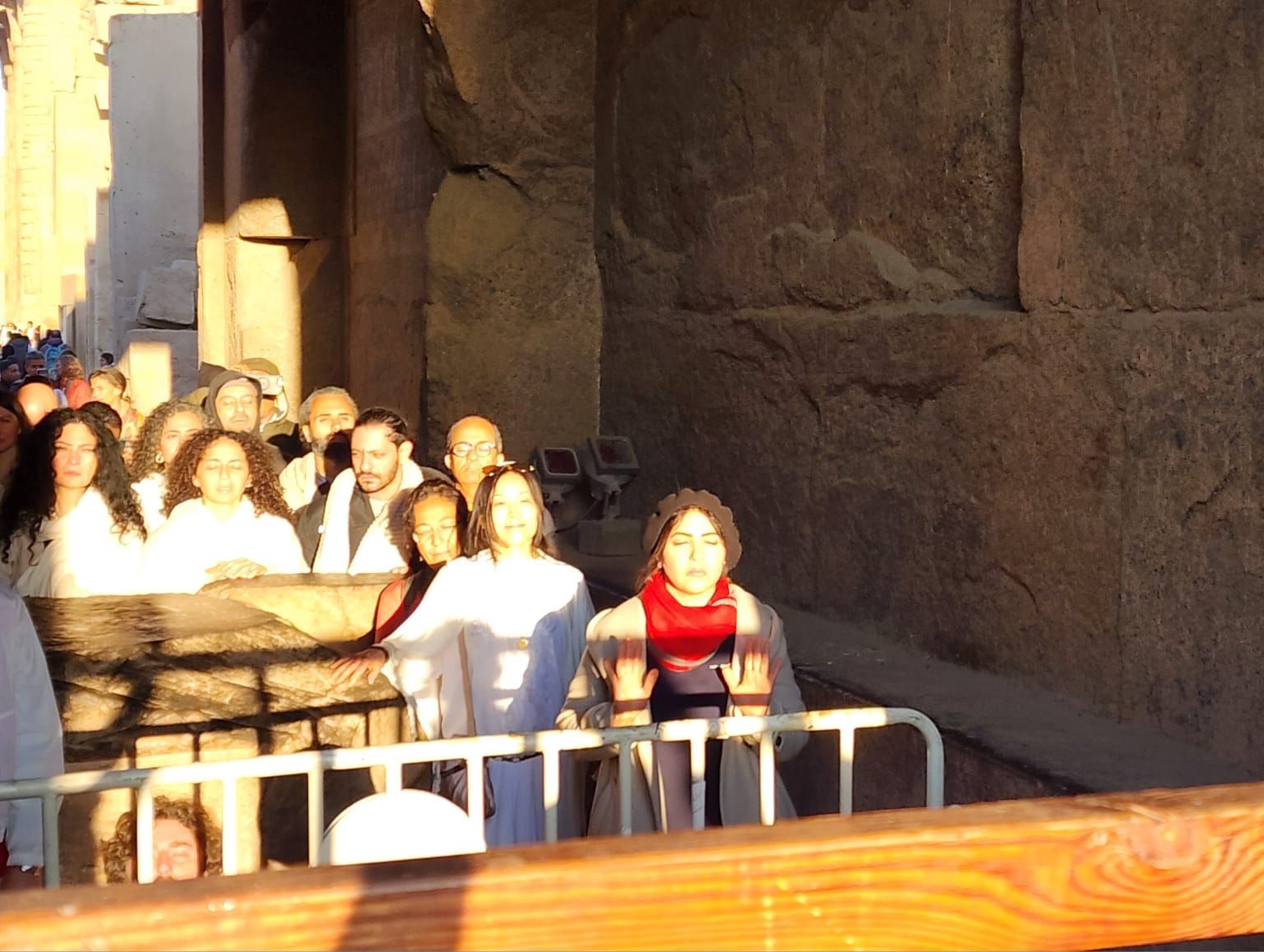 سياح العالم يستمتعون بتعامد الشمس (9)